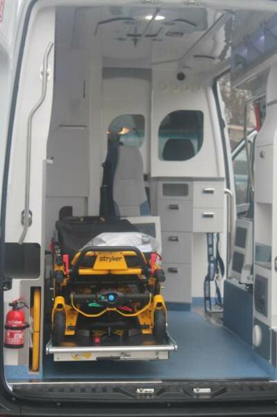 Ambulans wyposażony jest między innymi w respirator, defibrylator, deski ortopedyczne dla dzieci i dorosłych, nosze, krzesełko kardiologiczne, ssaki karetkowe oraz pompę infuzyjną