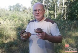 Wojciech Sałga jest zapalonym grzybiarzem. W jego rodzinie grzyby zbiera się od pokoleń. Na zdjęciu z dorodnymi kozakami, które znalazł pod koniec sierpnia.